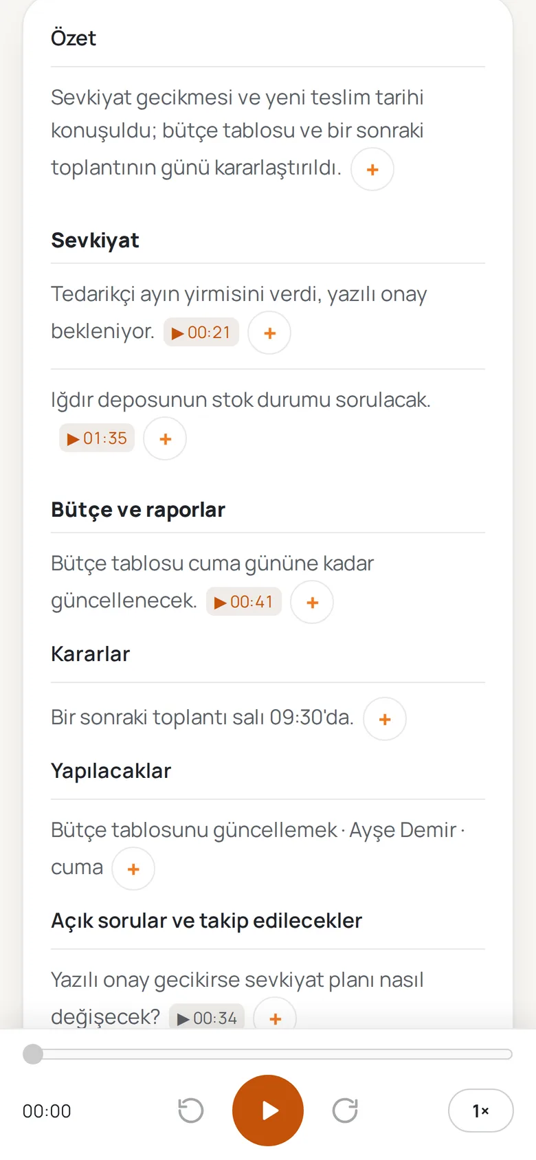 Telefon uygulamasında aynı toplantı: konulara göre özet, açık sorular ve oynatıcı